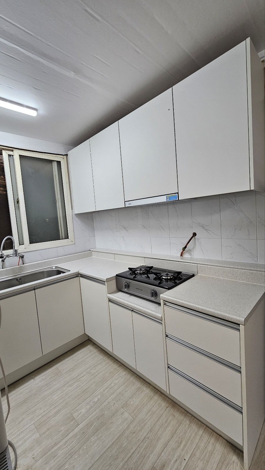 포천시종합자원봉사센터가 지난 24일부터 25일까지 이틀간 이동면 취약계층 어르신 가구를 대상으로 진행한 ‘주거환경 개선 봉사활동’이 지역사회에 훈훈한 감동을 전하고 있다.[사진=포천시종합자원봉사센터]