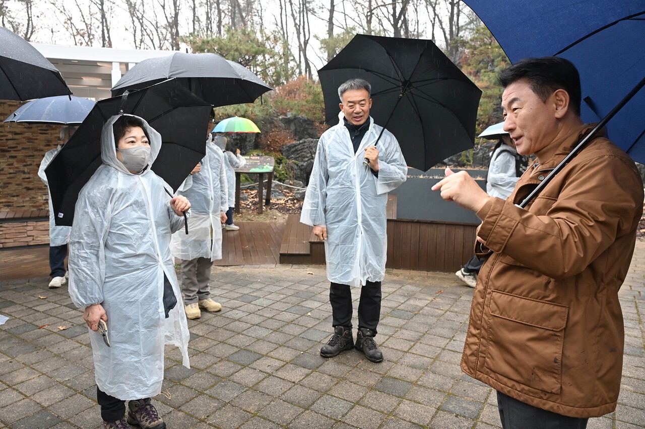 김동근 시장이 11월 25일 추동공원에서 추동 숲정원 시민참여단과 현장 점검을 하고 있다.[사진=의정부시]