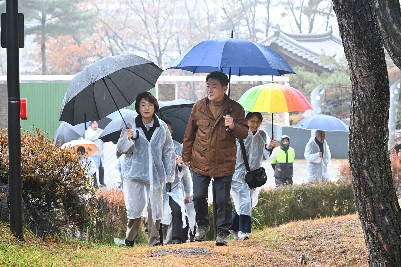 김동근 시장이 11월 25일 추동공원에서 추동 숲정원 시민참여단과 현장 점검을 하고 있다.[사진=의정부시]