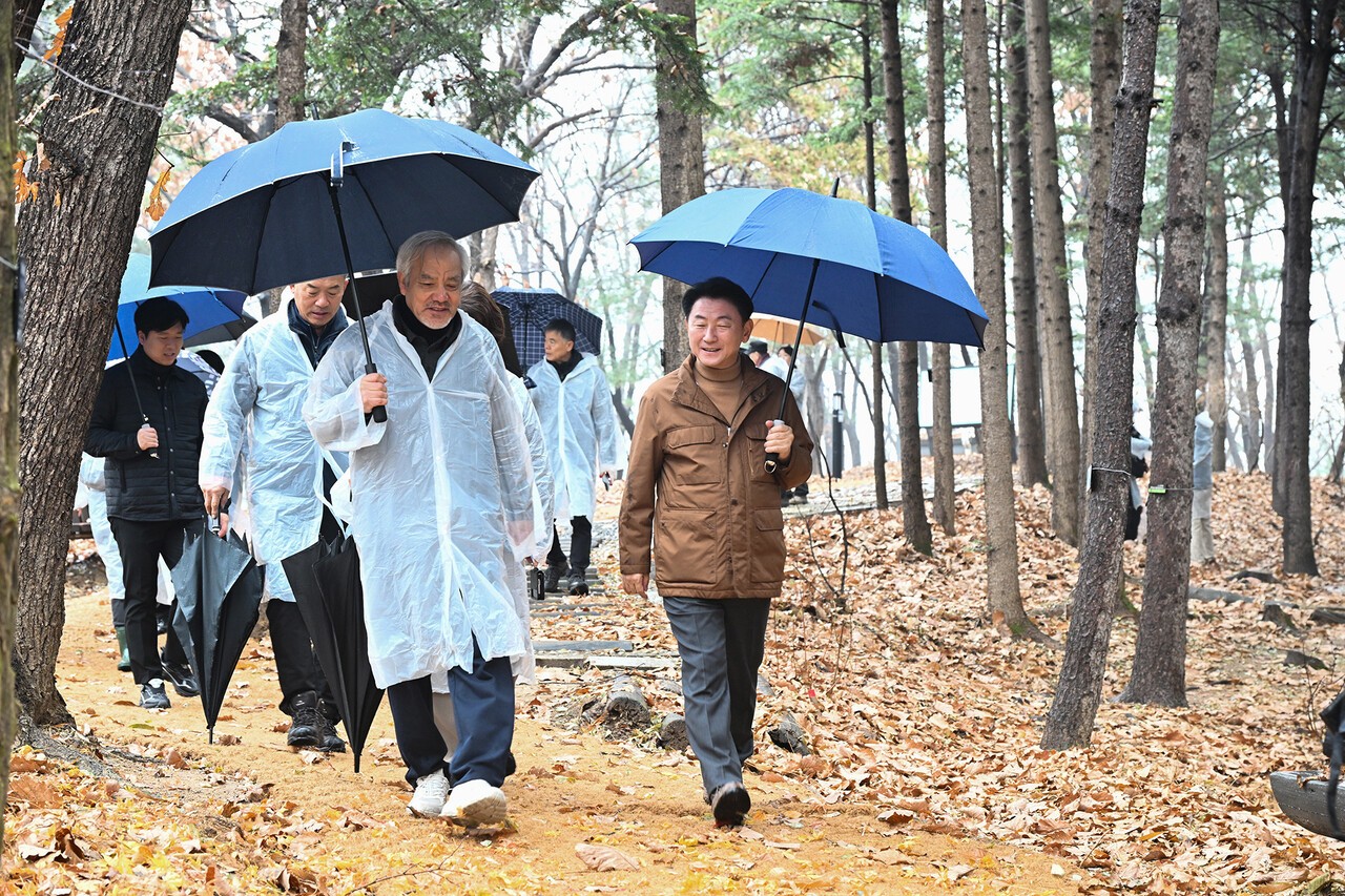 김동근 시장이 11월 25일 추동공원에서 추동 숲정원 시민참여단과 현장 점검을 하고 있다.[사진=의정부시]