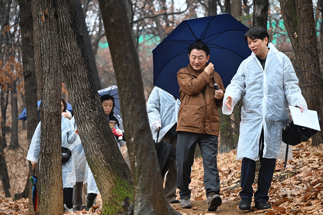 김동근 시장이 11월 25일 추동공원에서 추동 숲정원 시민참여단과 현장 점검을 하고 있다.[사진=의정부시]
