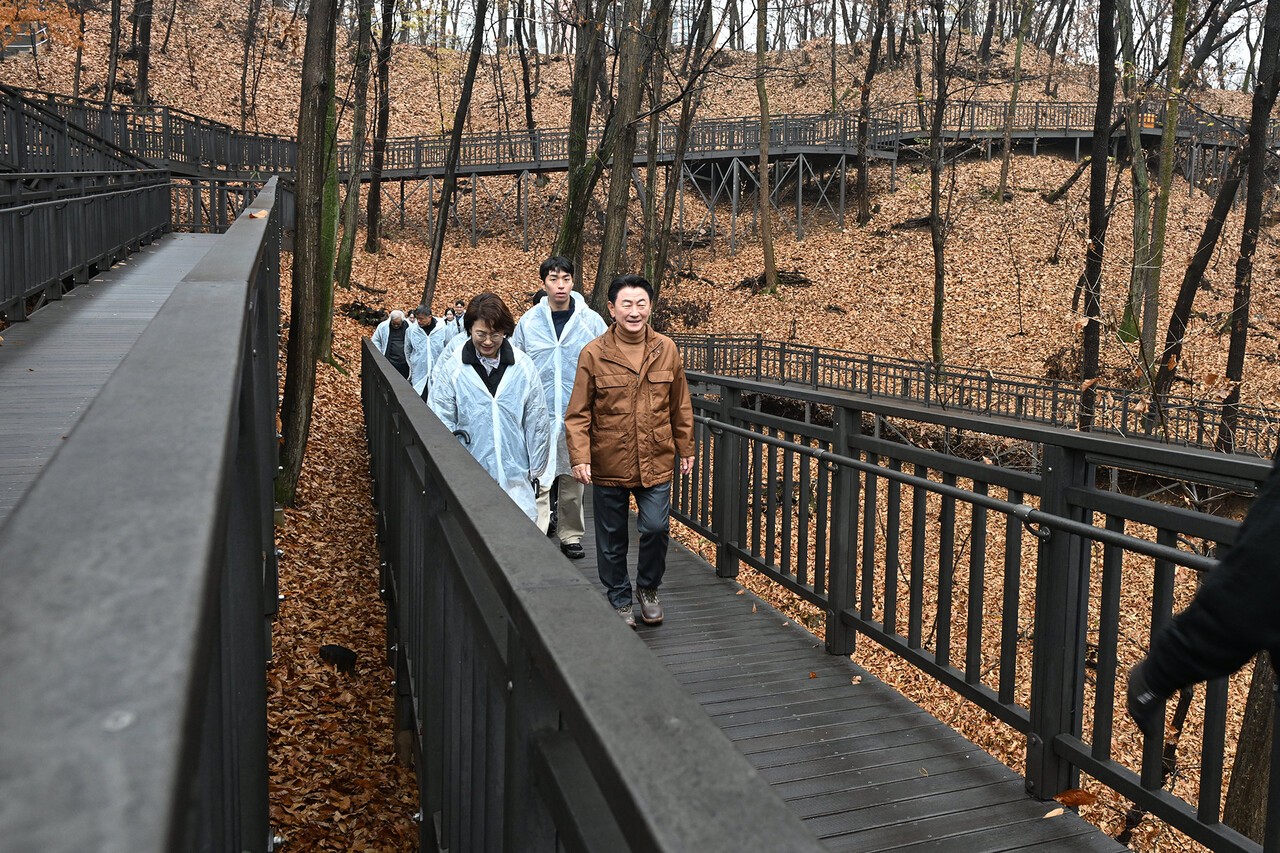 김동근 시장이 11월 25일 추동공원에서 추동 숲정원 시민참여단과 현장 점검을 하고 있다.[사진=의정부시]