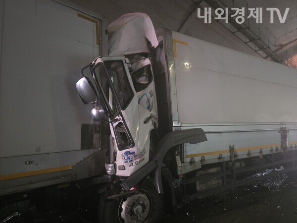 오늘(26일) 새벽 05시 33분쯤 강원도 홍천군 화촌면 서울양양고속도로 양양방향 화촌9터널 내에서 2차로에 서 있던 4.5톤 화물차를 뒤이어 달려오던 윙바디 화물차가 추돌하는 사고가 발생해 윙바디 화물차 운전자가 숨졌다.(사진=독자제공) 2025.11.26 ⓒ 내외경제TV 송영훈 기자 119news@daum.net