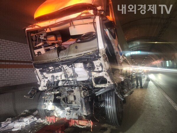 오늘(26일) 새벽 05시 33분쯤 강원도 홍천군 화촌면 서울양양고속도로 양양방향 화촌9터널 내에서 2차로에 서 있던 4.5톤 화물차를 뒤이어 달려오던 윙바디 화물차가 추돌하는 사고가 발생해 윙바디 화물차 운전자가 숨졌다.(사진=독자제공) 2025.11.26 ⓒ 내외경제TV 송영훈 기자 119news@daum.net