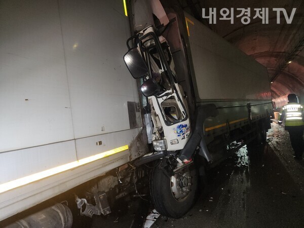 오늘(26일) 새벽 05시 33분쯤 강원도 홍천군 화촌면 서울양양고속도로 양양방향 화촌9터널 내에서 2차로에 서 있던 4.5톤 화물차를 뒤이어 달려오던 윙바디 화물차가 추돌하는 사고가 발생해 윙바디 화물차 운전자가 숨졌다.(사진=독자제공) 2025.11.26 ⓒ 내외경제TV 송영훈 기자 119news@daum.net