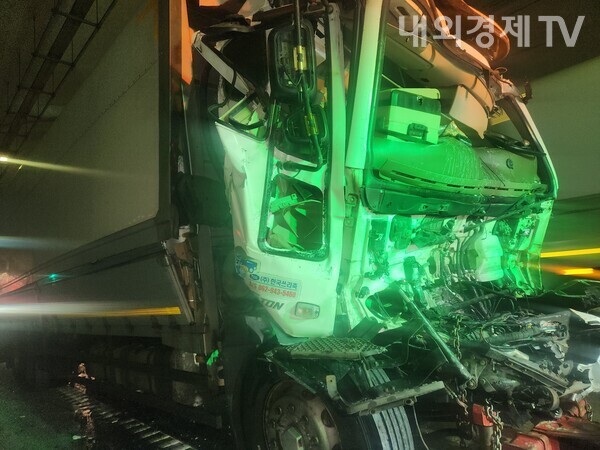 오늘(26일) 새벽 05시 33분쯤 강원도 홍천군 화촌면 서울양양고속도로 양양방향 화촌9터널 내에서 2차로에 서 있던 4.5톤 화물차를 뒤이어 달려오던 윙바디 화물차가 추돌하는 사고가 발생해 윙바디 화물차 운전자가 숨졌다.(사진=독자제공) 2025.11.26 ⓒ 내외경제TV 송영훈 기자 119news@daum.net