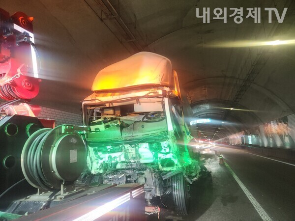 오늘(26일) 새벽 05시 33분쯤 강원도 홍천군 화촌면 서울양양고속도로 양양방향 화촌9터널 내에서 2차로에 서 있던 4.5톤 화물차를 뒤이어 달려오던 윙바디 화물차가 추돌하는 사고가 발생해 윙바디 화물차 운전자가 숨졌다.(사진=독자제공) 2025.11.26 ⓒ 내외경제TV 송영훈 기자 119news@daum.net