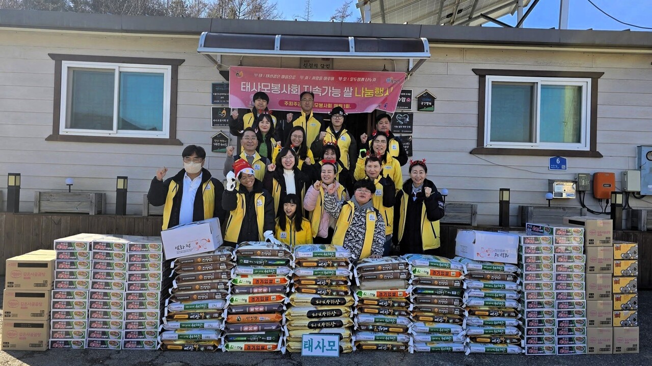 팥죽 대신 붉은 시루떡, 산타가 된 이웃들