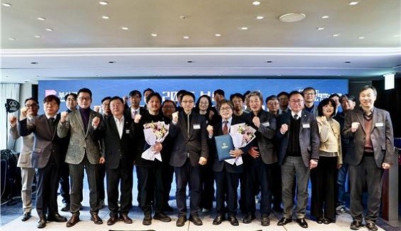 &nbsp;'2025년 부산 전력반도체 특화단지 성과공유회' 참석자들이 기념촬영을 하고 있다.[사진제공=부산시의회]