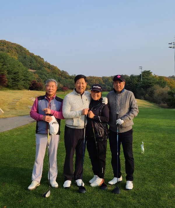 형제들(3남1녀)과 함께. (사진제공=헐크파운데이션)