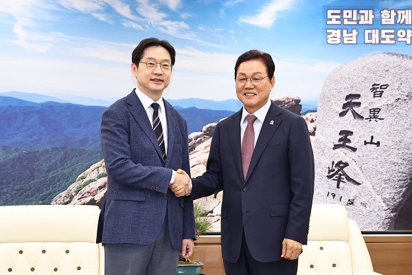 박완수 도지사, 김경수 대통령 정무특보 만나 경남 현안 협력 논의 - 뉴스 썸네일 이미지